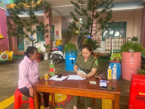 c Hạnh hỗ trợ làm căn cước trẻ em..jpg