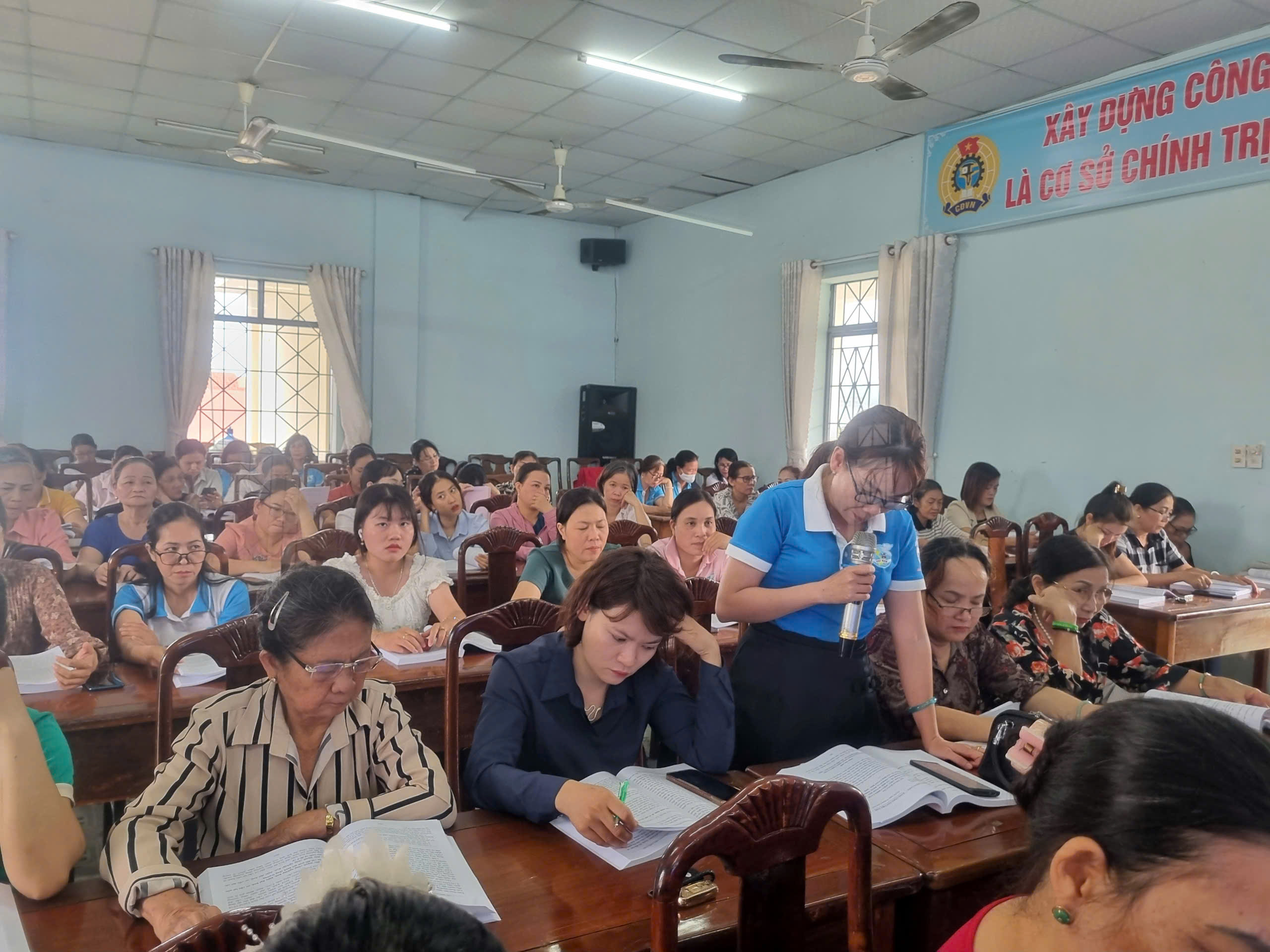 hinh 3 hội viên góp ý.jpg