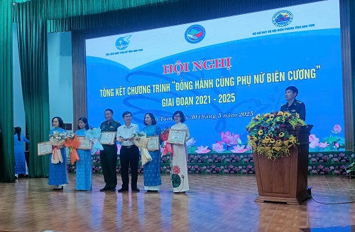 hội lhpn tỉnh nhận bằng khen.jpg