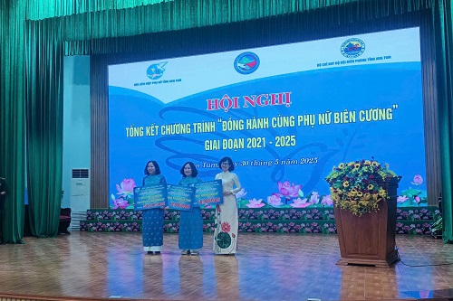 trao hỗ trợ kon tum.jpg