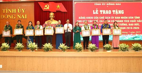 4 Các đại biểu được khen.jpg