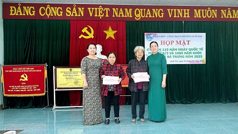 Chị Kiều Thị Minh - Tặng số tiết kiệm cho HVPN khó khăn.jpg
