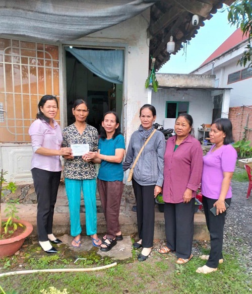 Cô Tống Ngọc Hạnh tặng quà.jpg