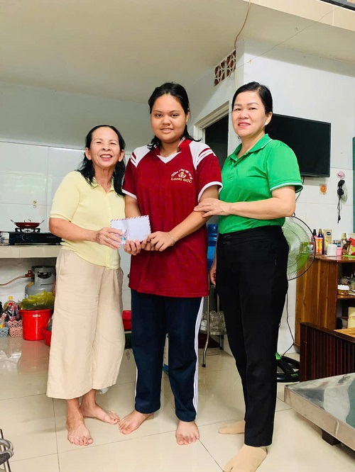 cô Tồng NGọc Hạnh trao quà cho em HS khó khăn.jpg