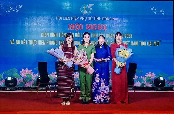 2.pttđ tặng hoa giao lưu.jpg
