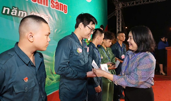 Tặng quà tânbinh.jpg
