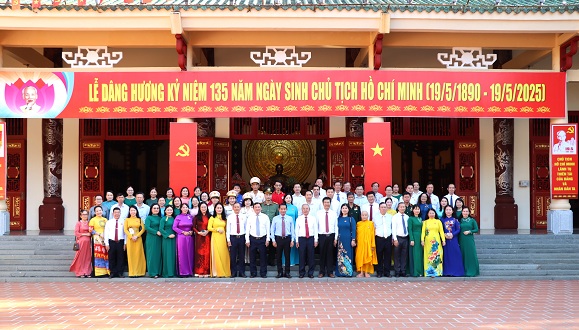 dâng hương.jpg
