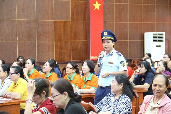 hình 2 - Đại diện Đội số 3-Chi cục Quản lý thị trường triển khai chuyên đề.jpg