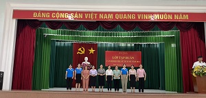 hinh 6 trao quyet dinh.jpg