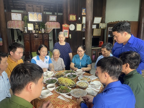 PN trảng bom thăm Mẹ.1..jpg