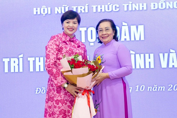 2. Tặng hoa.jpg