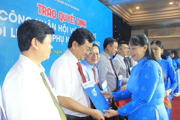 3-trao quyết định công nhận HVDD ok.jpg