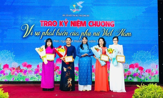 4-trao kỷ niệm chương.jpg